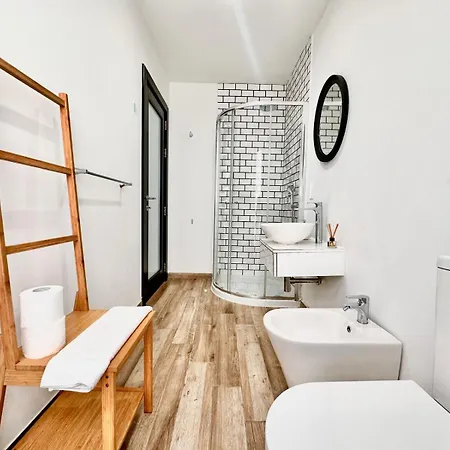 Lovely Retreat Off The Sea Front *