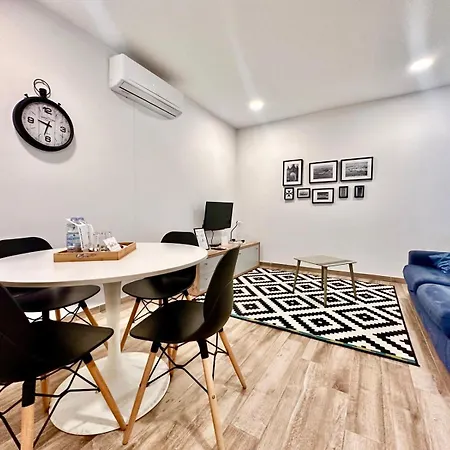 Daire Lovely Retreat Off The Sea Front *