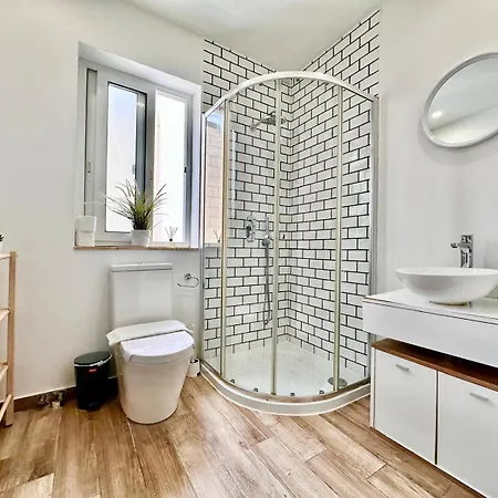 Daire Lovely Retreat Off The Sea Front *