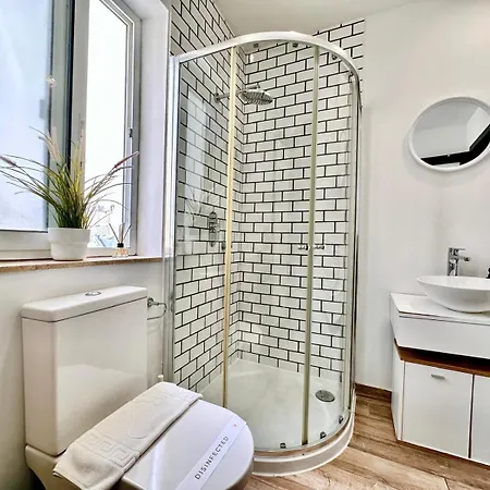 Lovely Retreat Off The Sea Front *