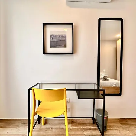 Daire Lovely Retreat Off The Sea Front *